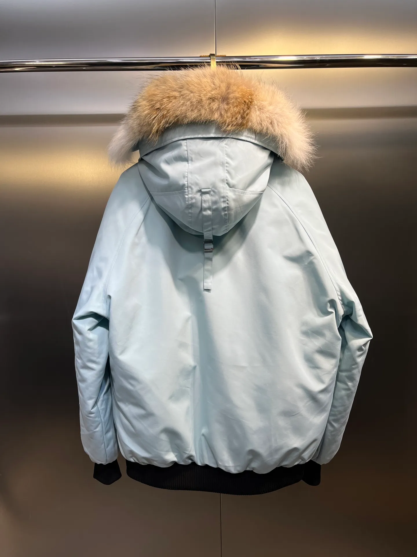 P780 high-end version (new version of Big Goose 01) Canada Goose Canada Goose #Chilliwack 7999M bomber jacket short down jacket/01 model #Men and Women Same Style# ➖ Genuine synchronous anti-counterfeiting chip sensor! ➖ Imported 21S polyester-cotton blended original fabric [last year’s 16S/18S hard fabrics have been completely eliminated, this year all use 21S genuine synchronous fabrics, the soft mid-strap feels delicate and textured], genuine synchronous Feather-Light 10D waterproof coating fabric, made of 84.5 polyester fiber and 15.5 cotton, 100% the best feel in the entire network! ➖ The genuine official website is synchronized with the national standard 80 white duck down, you can check the official website customer service, there will never be a series of misleading claims such as 90 down or goose down! ➖ Using the best nylon lining with double double-layer sealing design, velvet-proof No. 7 needle + grid-filled down ready-made garments, there is 100% no so-called velvet running! ➖ The cuffs are designed with thickened seamless threads, and the collar and pockets are lined with top-quality polar fleece to keep you warm and comfortable! ➖ Yoshida YKK provides original custom-made electroplated sliders. YKK two-way lockable zippers are tight and smooth and will not peel off paint! ➖ 3M composite guarantees that the Velcro is the same as the original, durable, and all accessories and hardware are custom-made! ➖ Imported BEHRINGER embroidery machine to customize the 10,000-needle embroidery logo, 98% of which can be reproduced to restore the original logo. You can check and compare on the official website! ➖ The fur collars are all made of large pieces of Western Canadian blue wolf hide, ensuring that each fur collar is 13-15cm wide!   Size:XS-XXL